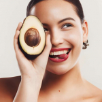 Beauty estate 2026: avocado, camelia e nebulizzatori conquistano le routine